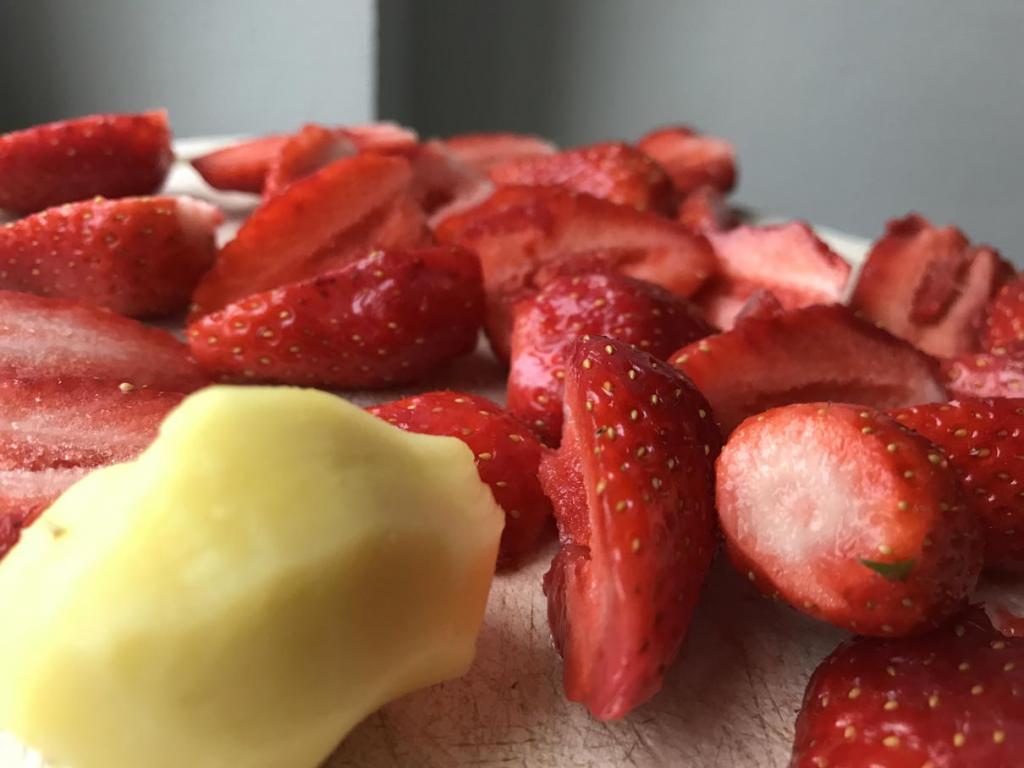 Fraises et gingembre fraîchement découpés