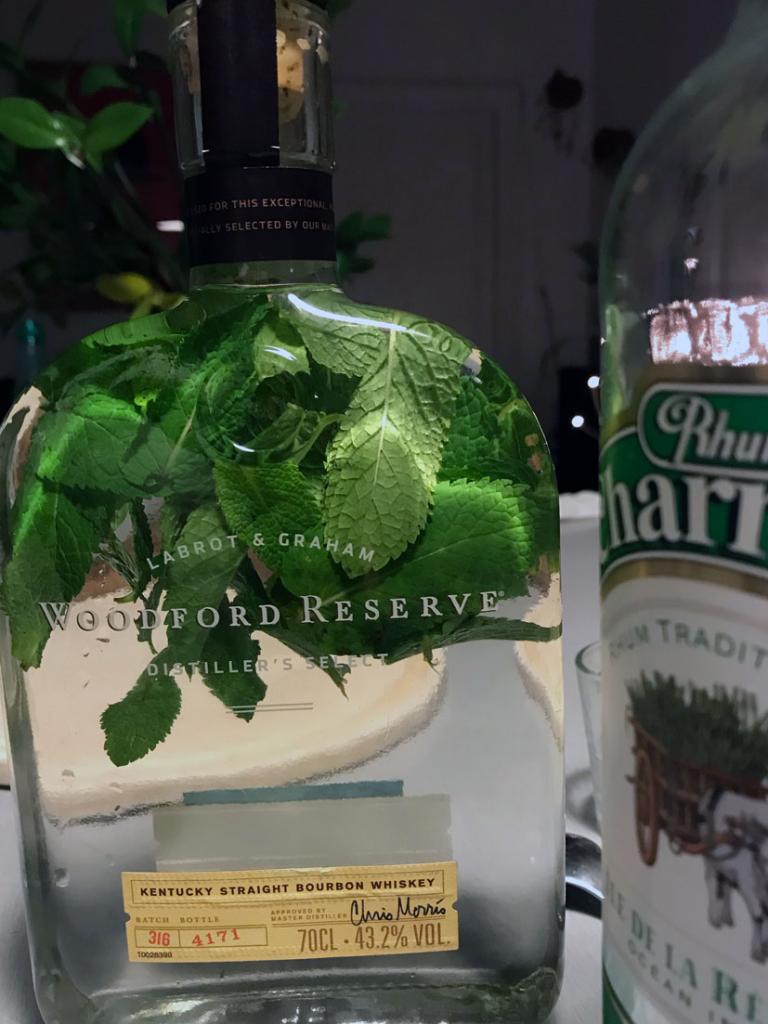 Rhum arrangé menthe, avec les branches de menthe dans la bouteille