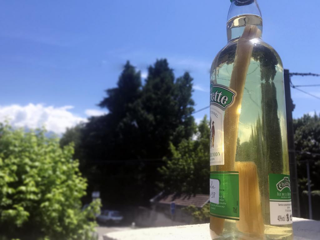 Rhum arrangé rhubarbe dans une bouteille au soleil