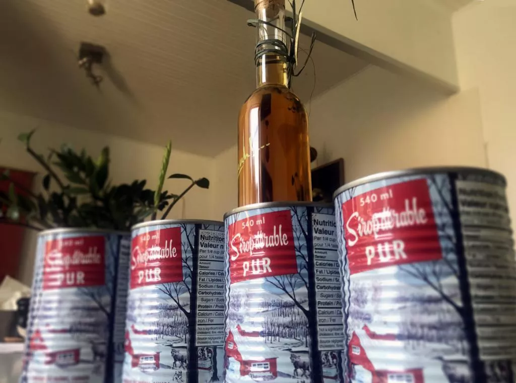 Rhum arrangé au sirop d'érable Rhum arrangé au sirop d'érable : conserve de sirop en premier plan