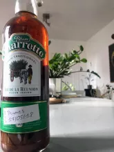 Rhum arrangé prunes, bouteille en premier plan